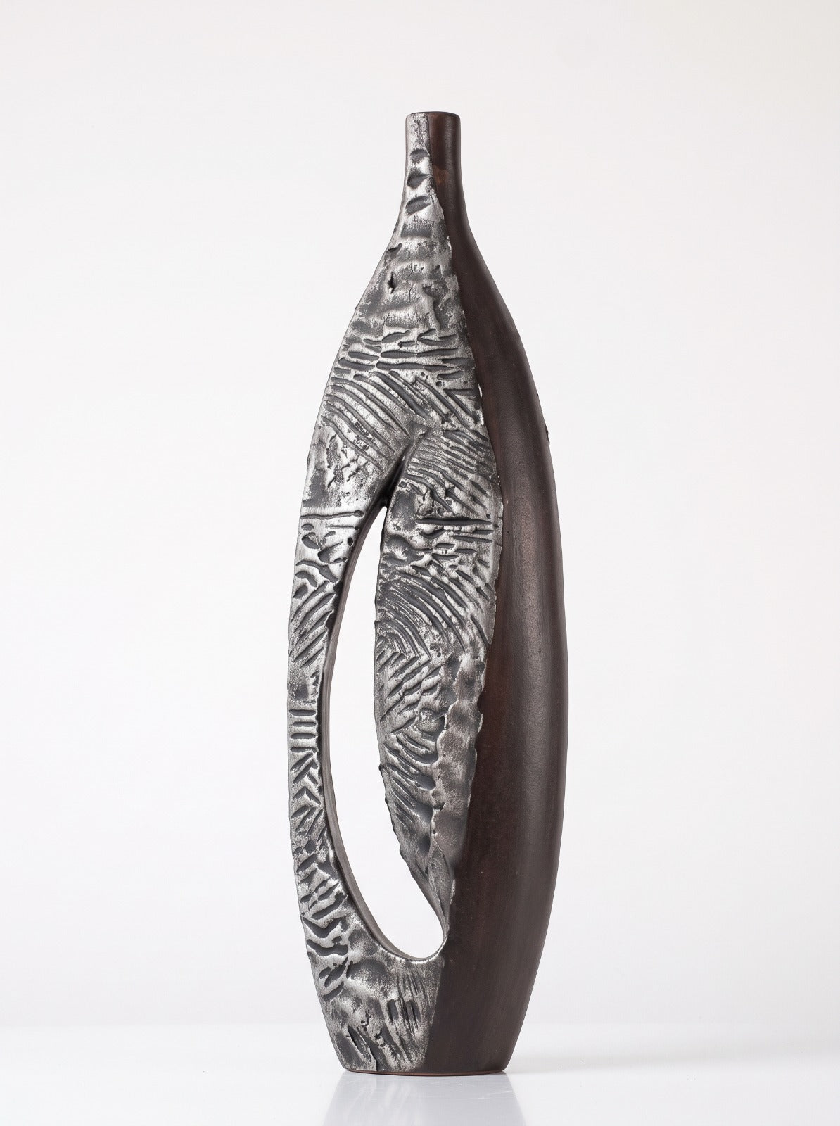 Hilal Oyuklu Gümüş Detaylı İnce Polyresin Vazo