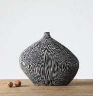 Siyah Beyaz Desenli Basık Polyresin Vazo – YZ02115G-1